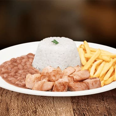 Iscas de frango grelhado, acompanhado de arroz branco soltinho, feijão de caldo encorpado e batata frita crocante.