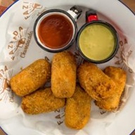 Bolinho cremoso de costelinha defumada, servido com molho BBQ de Jack Daniel's e de mostarda.
