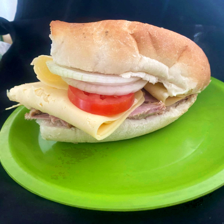 Lonche de Carnitas con Queso Blanco