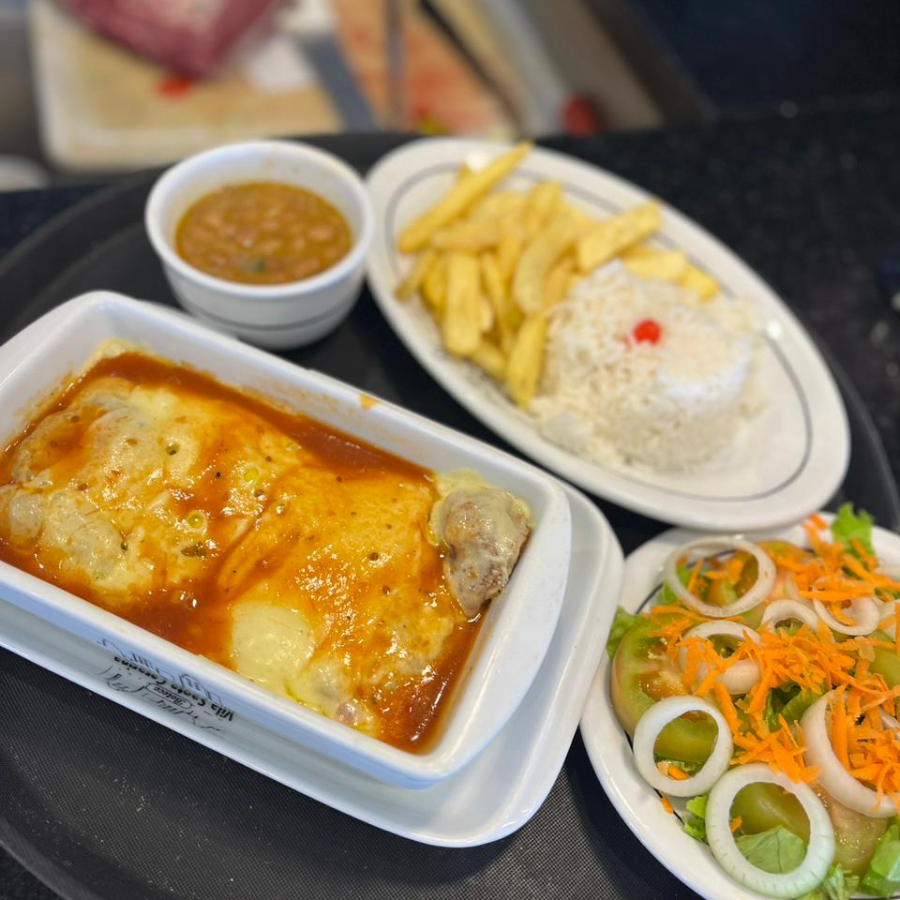 Nosso delicioso File de frango a parmegiana acompanhado de arroz soltinho e fresquinho e fritas.