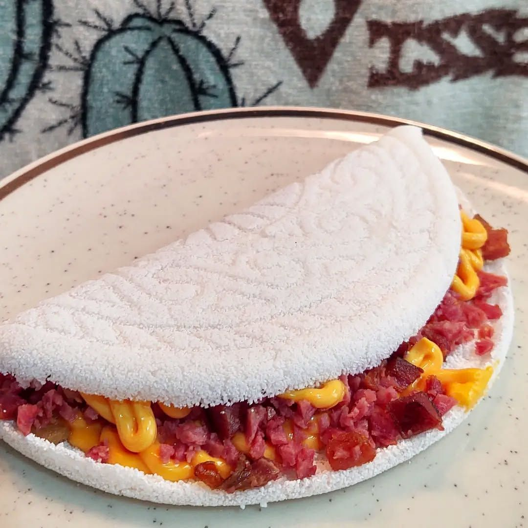 Linguiça calabresa, presunto, queijo mussarela, cheddar.