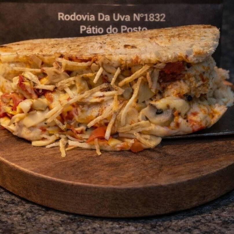 Pao Fresquinho Uma salsicha perdigao, milho, tomate, cebola, Maravilhoso pure de batata, catchup, batata palha, tomate seco, Quejo mussarela e champgnon.