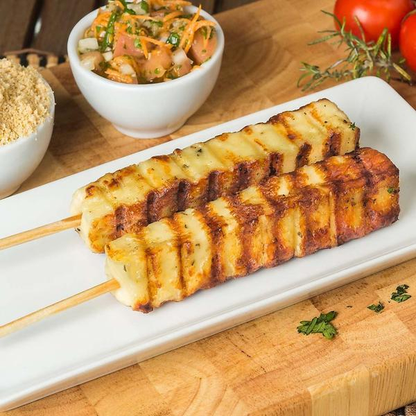 Queijo coalho levemente grelhado no espeto, perfeito para acompanhar uma cerveja gelada.