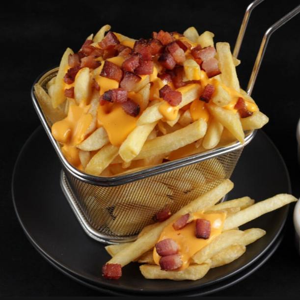 300 gramas de batata frita sequinha, 100 gramas de Bacon e 100 gramas de um delicioso creme de cheddar! Uma verdadeira delícia!!! Experimente!!!