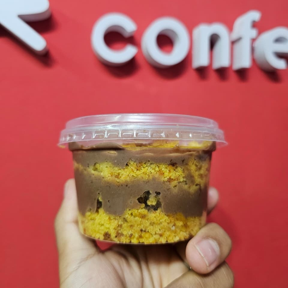 A doçura que você merece! Nosso Bolo de Pote Cenoura tem massa molhadinha e um cremoso brigadeiro que é pura felicidade em cada colherada.