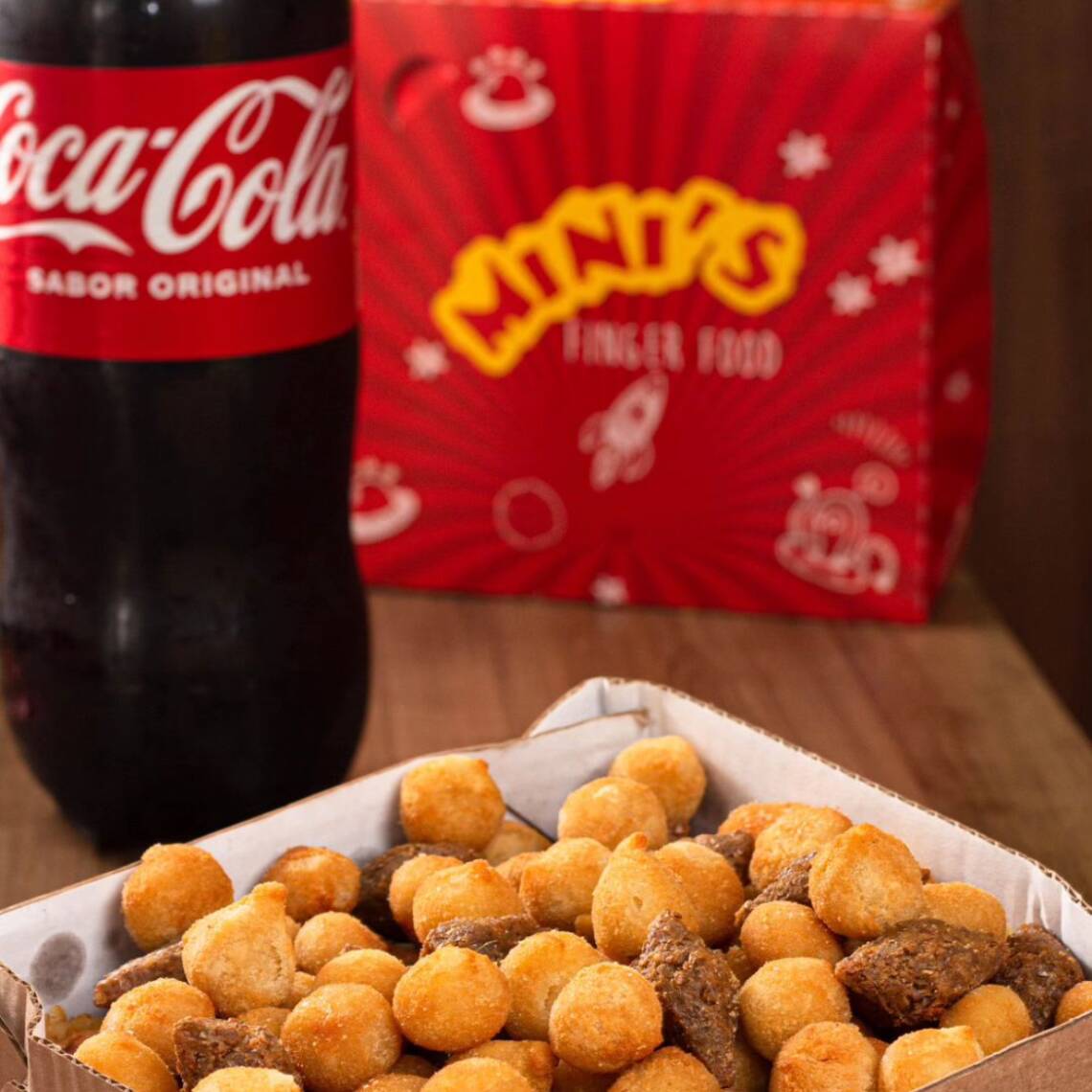 Caixa com 100 mini salgadinhos com aproximadamente 7 gramas cada, acompanha caixa com 50 mini churros