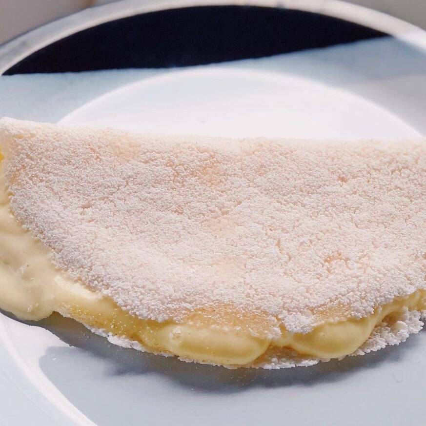 Bastante queijo muçarela derretido.