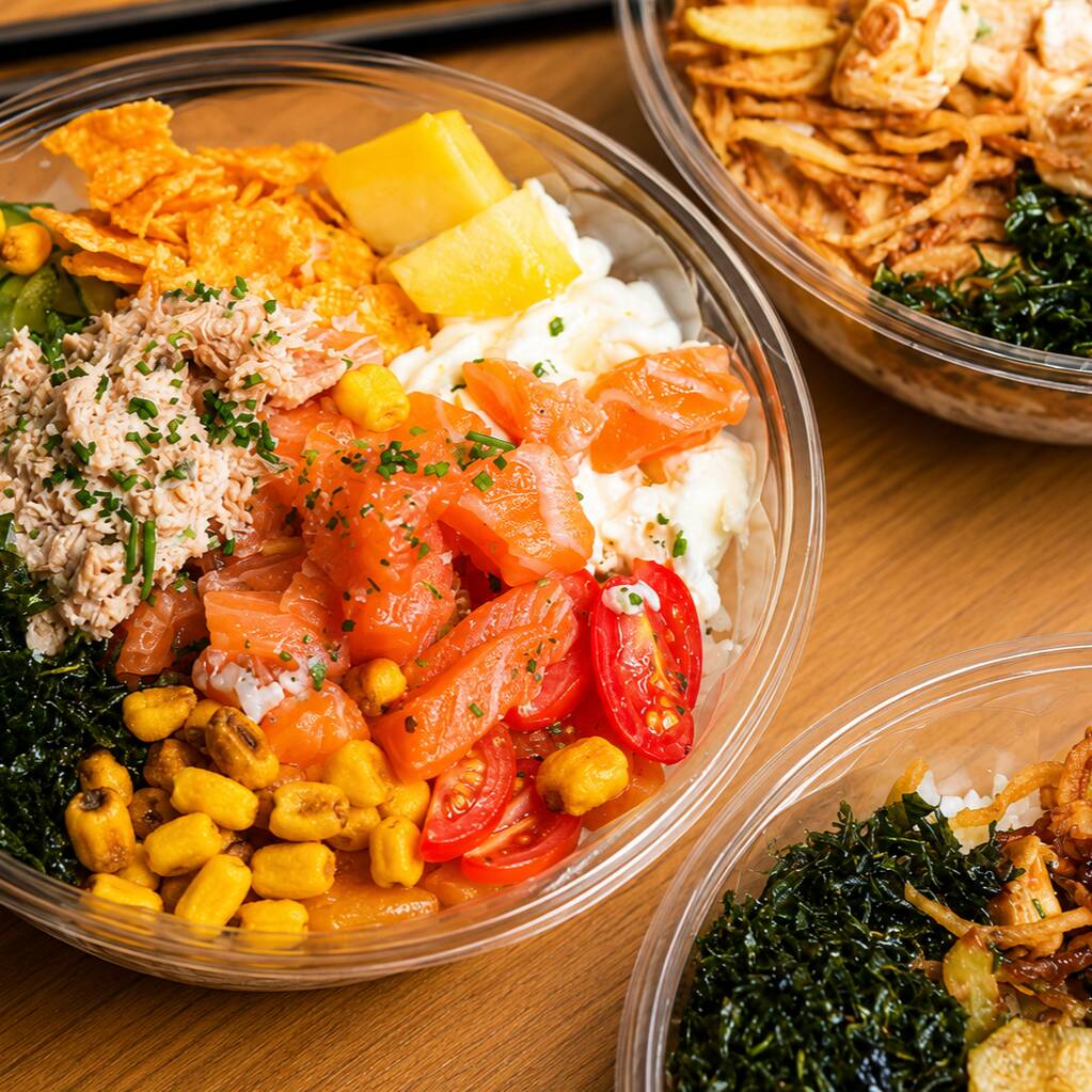 Escolha até 2 bases, até 3 Topping, até 2 crunches, 1 nut, 1 molho e finalize como desejar (o peso do prato pode variar de acordo com os ingredientes escolhidos).