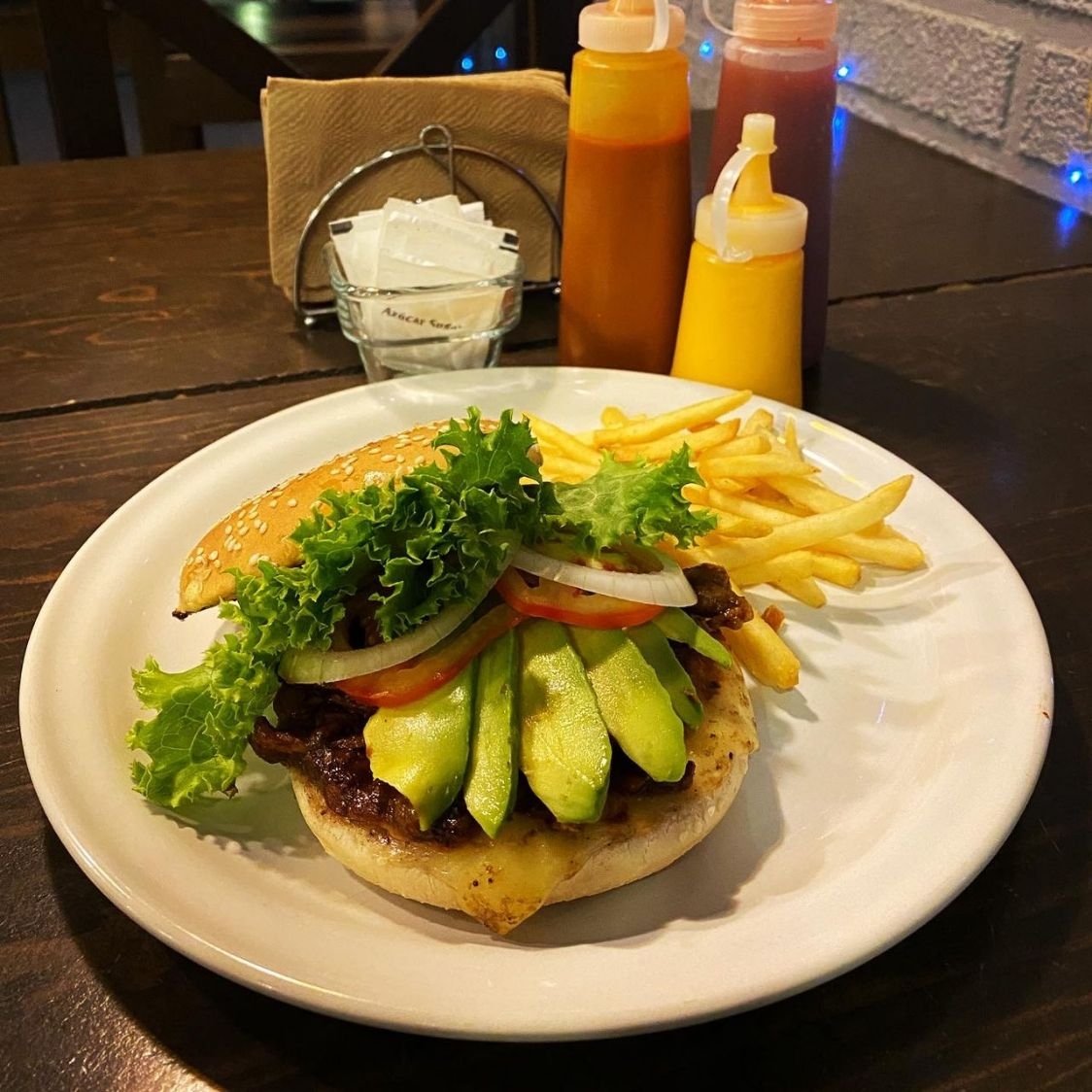 Hamburguesa de Costilla BBQ con Papas
