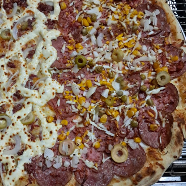 Massa napolitana de longa fermentação, molho de tomate artesanal, muçarela, presunto, calabresa, azeitona, ervilha, milho, cebola e ovo