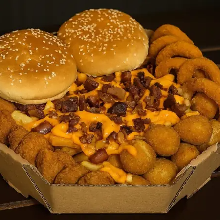2 Hambúrgueres + Porção de Batata Cheddar Bacon + 4un Coxinhas crocantes + 4un Bolinhas de Queijo + 6un Cebola Empanada + 6 Nuggets. Escolha abaixo o seu Burguer favorito