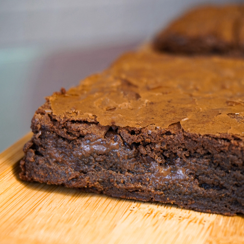 Brownie de verdade: casquinha fina e crocante por cima, interior denso, úmido e com intenso sabor de chocolate. Perfeito para quem ama um docinho mais intenso. Experimente aquecê-lo por 20 segundos no micro.