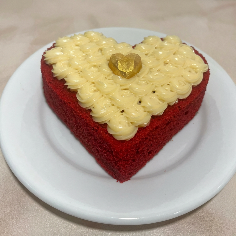 Bolo em formato de coração - 15cm Massa de red velvett com cobertura de brigadeiro branco