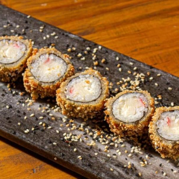 Nori, arroz, cream cheese e kani.
Finaliza com cebolinha e gergelim.
Molhos; shoyu e teriaki.