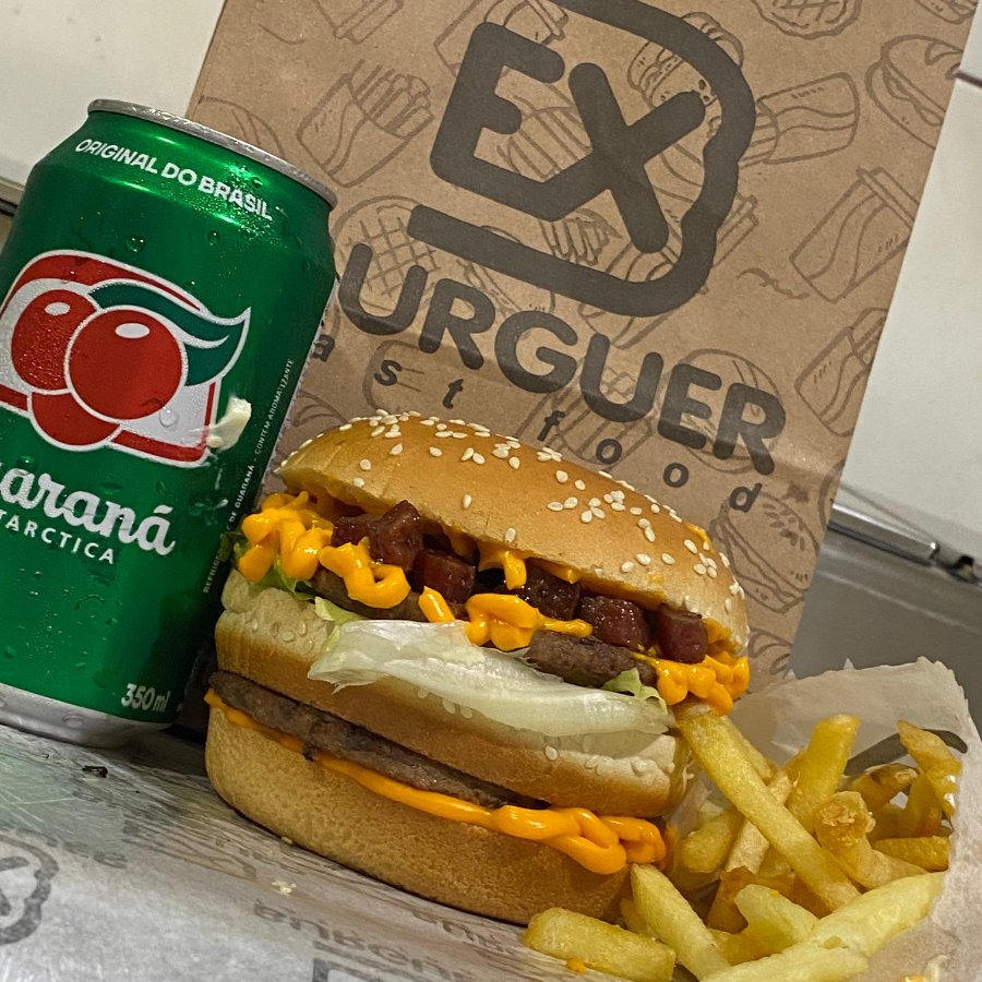 lanche com duas carnes industrial cheddar e bacon + batata + refri