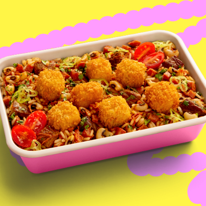 Baião de dois só no nome, porque na verdade ele é dez. Ele vem com queijo coalho empanado e pimenta-de-cheiro. Mas você não fica só cheirando não, vai logo mandar pra dentro, pode ter certeza. Para finalizar, os reis do borogodó do sabor: salsinha, cebolinha, coentro e tomate-cereja.