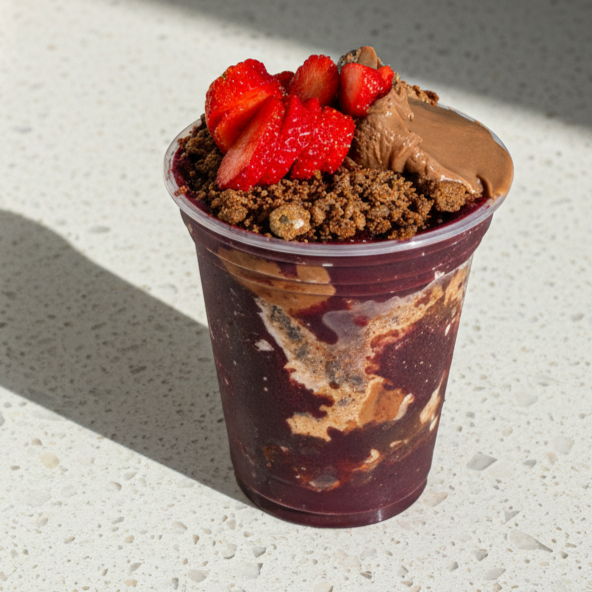 Uma combinação irresistível para quem ama sabores intensos e muita cremosidade! São 500ml de açaí cremoso, acompanhados de Ovomaltine crocante, morangos frescos e uma generosa camada de creme de avelã, criando o equilíbrio perfeito entre refrescância, textura e doçura. Uma explosão de sabor em cada colherada!
