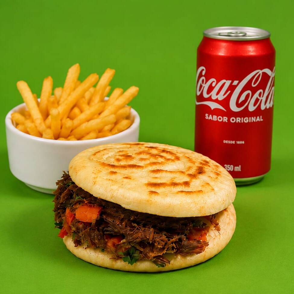 Tradicional pão Rou Jia Mo, recheado com costela bovina suculenta, acompanhada de pimentão vermelho e pimentão verde em tiras, trazendo o autêntico sabor da culinária chinesa. Acompanha porção de batatas fritas crocantes.