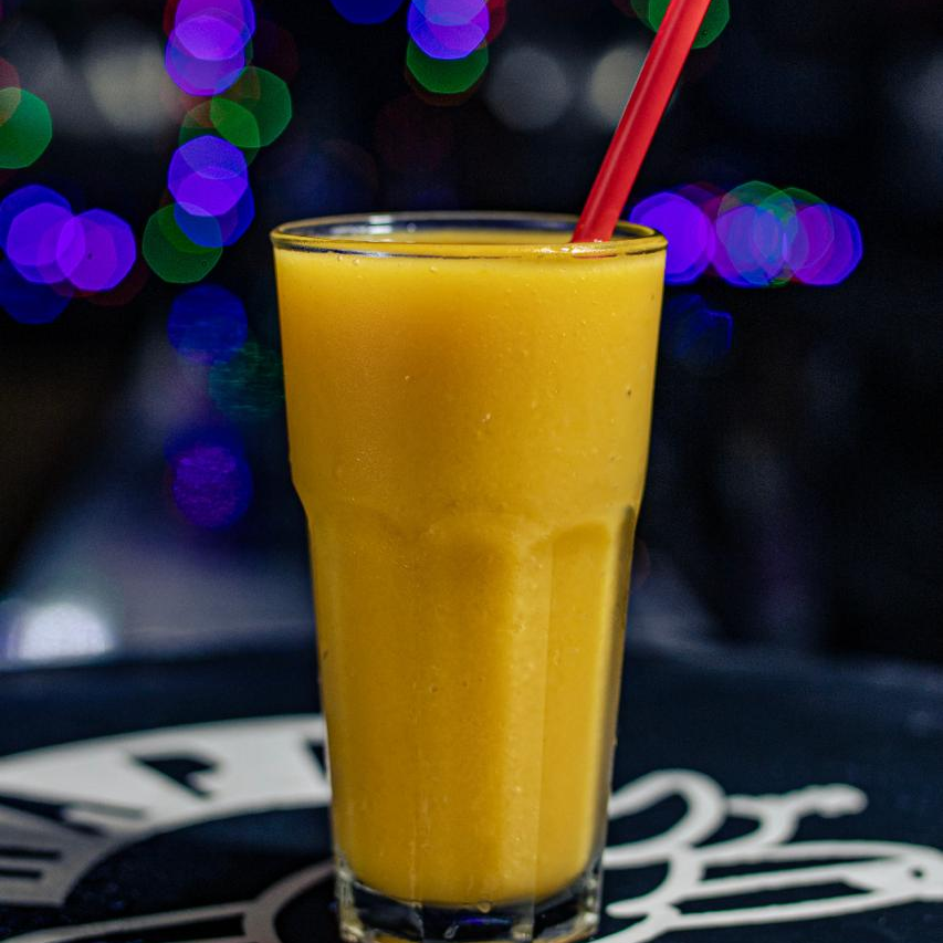Jugo de mango en agua