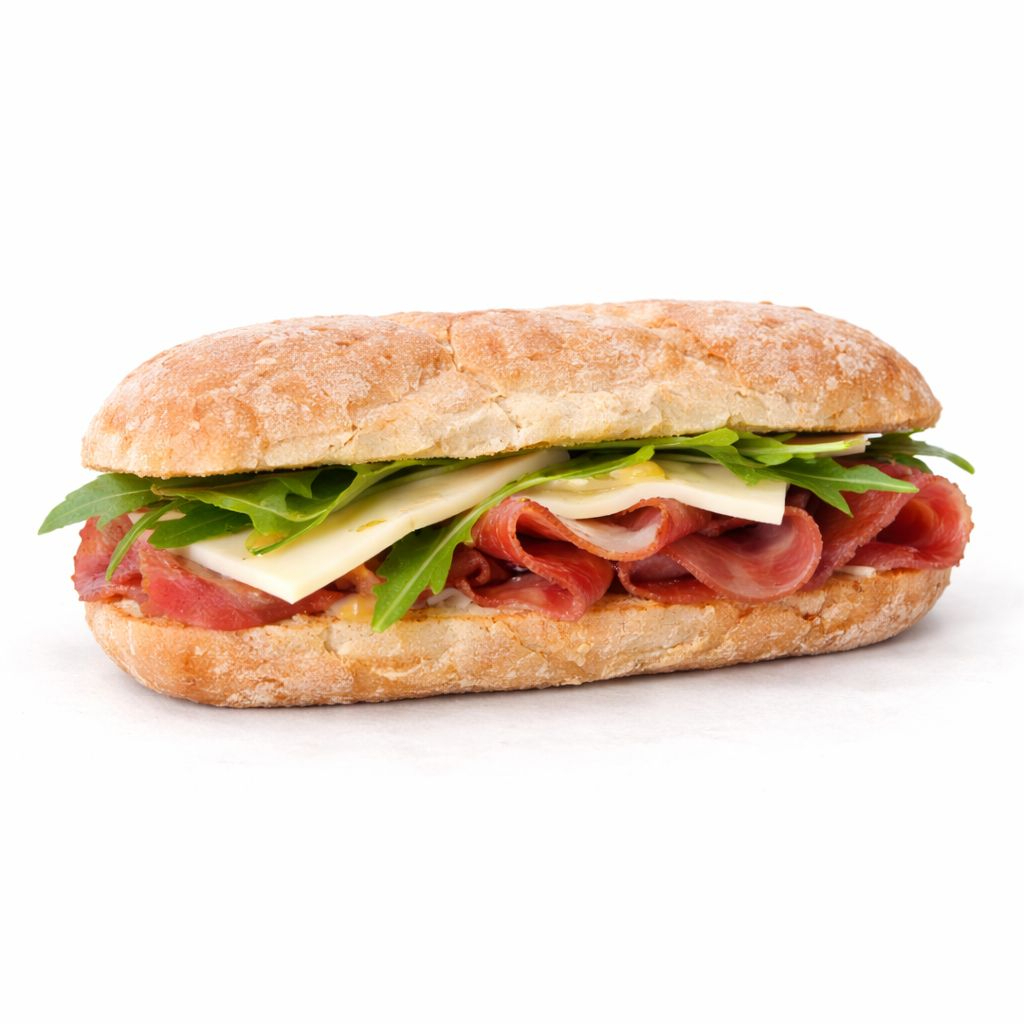 Pão ciabatta, aioli com mostarda Dijon e alcaparras, carpaccio de carne e lascas de parmesão, temperados com pimenta moída, flor de sal e azeite.