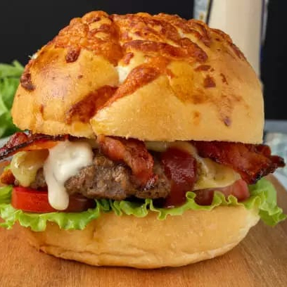 Pão, Carne de Hambúrguer (56g), Queijo, Bacon e Maionese Caseira.