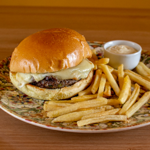 Pão brioche, kafta burger de carne (aprox. 160g) e queijo prato. Acompanha batata frita e maionese de alho.