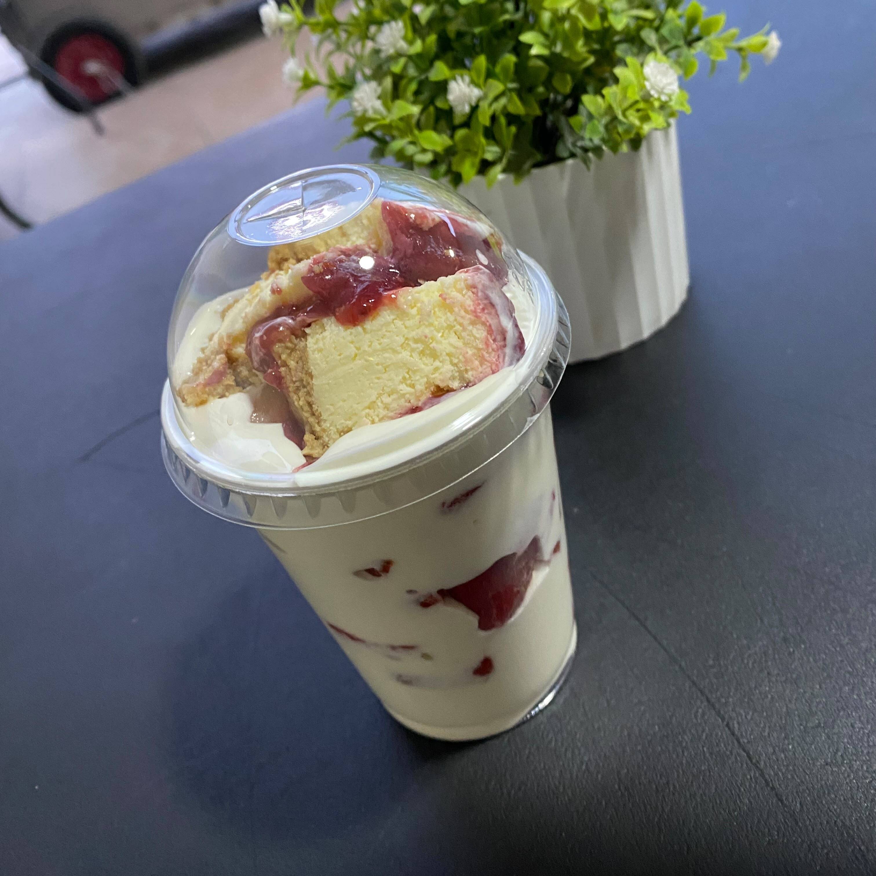 FRESAS CON CREMA Y CHEESECAKE DE ZARZAMORA
