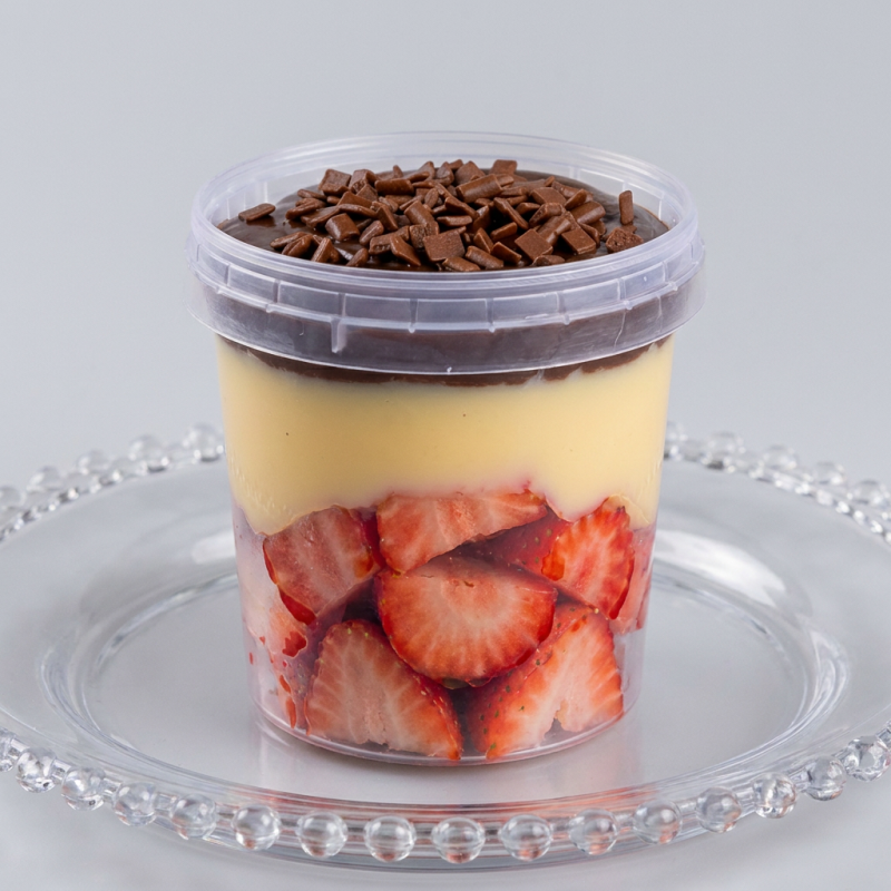 Brigadeiro de leite ninho, brigadeiro de chocolate e pedaços de Morangos