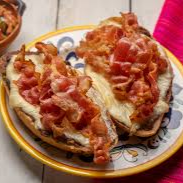 Combo molletes y bebida