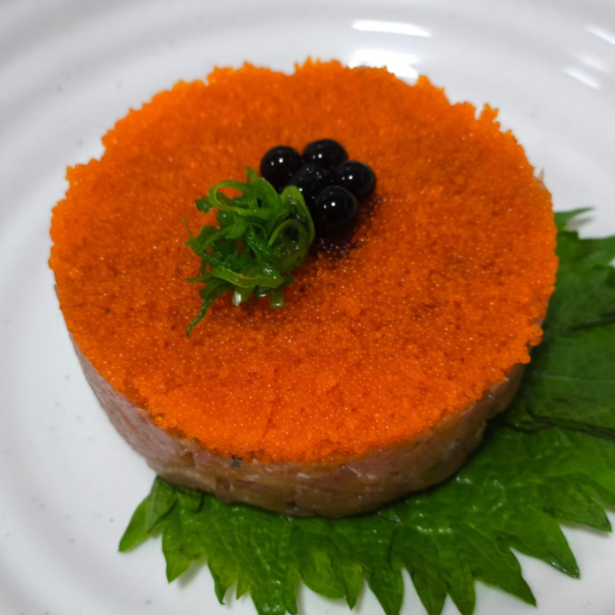 Atum apimentado batido e temperado com uma camada de ovas de massago, acompanha nori e molho Ponzo