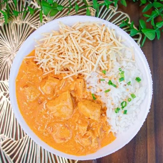 Marmita com delicioso filé de frango ao molho estrogonofe acompanhado de arroz branquinho e soltinho e batata palha crocante (enviada separadamente). Marmita tamanho P (500 ml), aprox. gramas, indicada para 01 pessoa