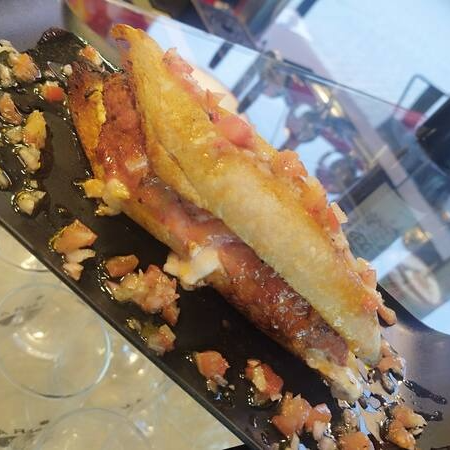 Baguete com Linguiça, Queijo e Vinagrete