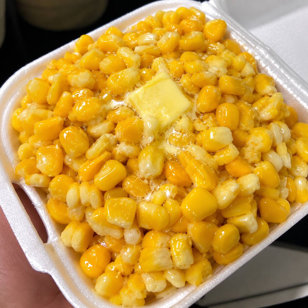 Deliciosos grãos de milho cozidos, macios e suculentos, preparados com manteiga derretida para deixar cada mordida ainda mais cremosa e saborosa. Servido quentinho, com aproximadamente 340g de milho, perfeito para matar a fome e aproveitar aquele sabor irresistível de milho amanteigado. 🤤🌽🧈
