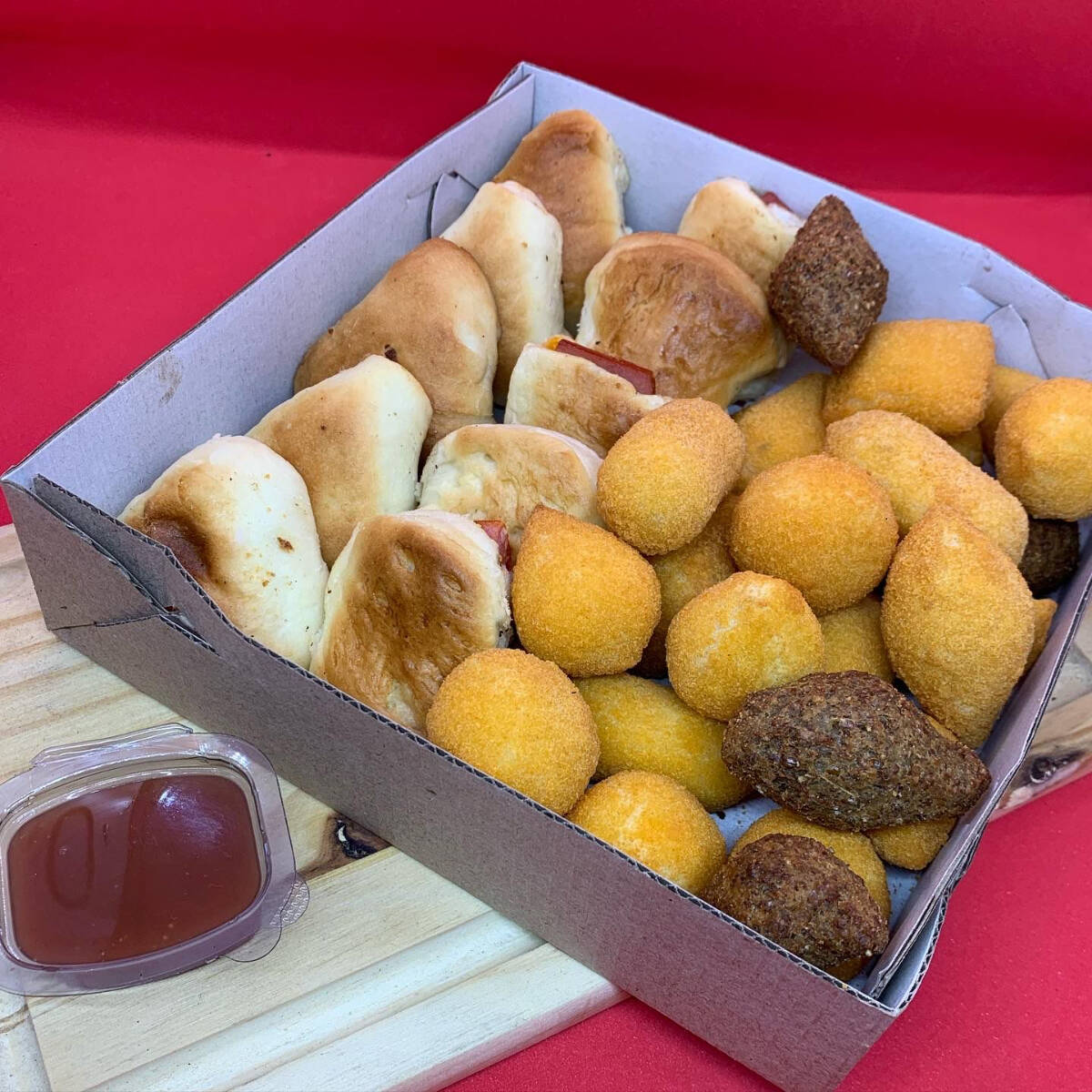 25 SALGADOS DE FESTA + 05 ESFIHAS DE CARNE + 05 ASSADOS DE ESFIHAS