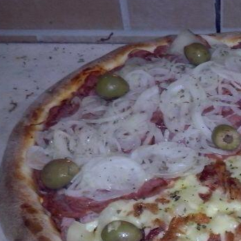 Calabresa fatiada, cebola e orégano.