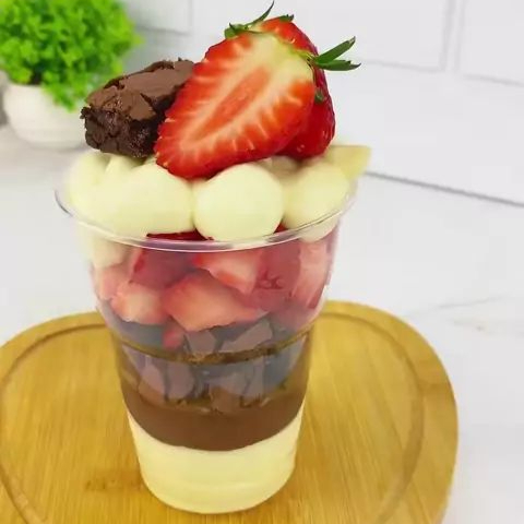 Camadas irresistíveis para adoçar seu Dia! Mousse de Ninho,Brigadeiro de Ninho,mas morangos frescos,com camada de brownie artesanal , tudo isso em um só copo! Finalizado com morango e brownie. Feito com carinho, pensado para encantar. 250ml | ️ Conservação refrigerada | Sem corantes artificiais