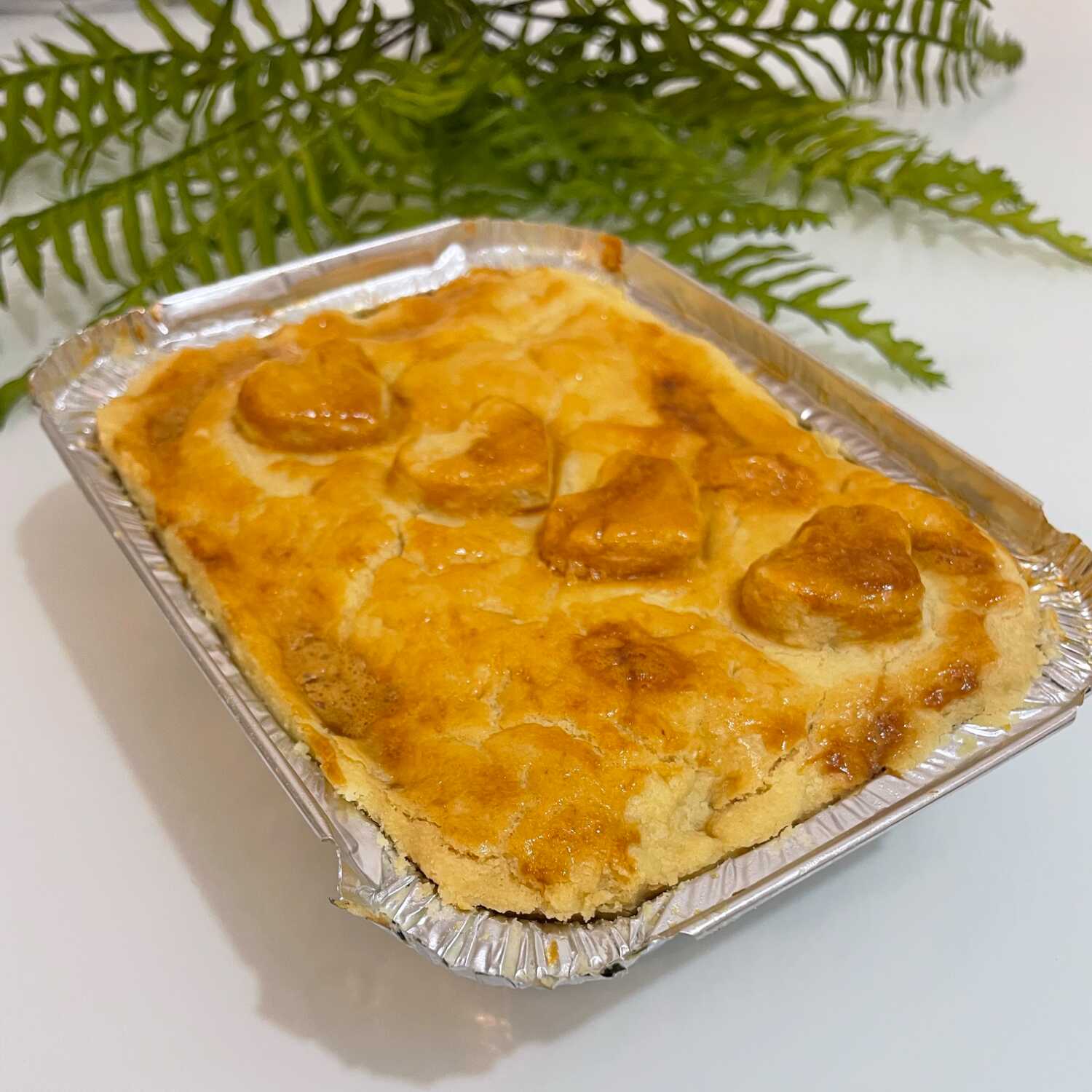 Empadão de atum com cenoura, Catupiry, requeijão e azeitonas, preparado com um recheio cremoso e bem temperado, envolvido por uma massa douradinha e saborosa. Uma combinação equilibrada e irresistível para deixar sua refeição ainda mais especial. Porção de 500 ml.