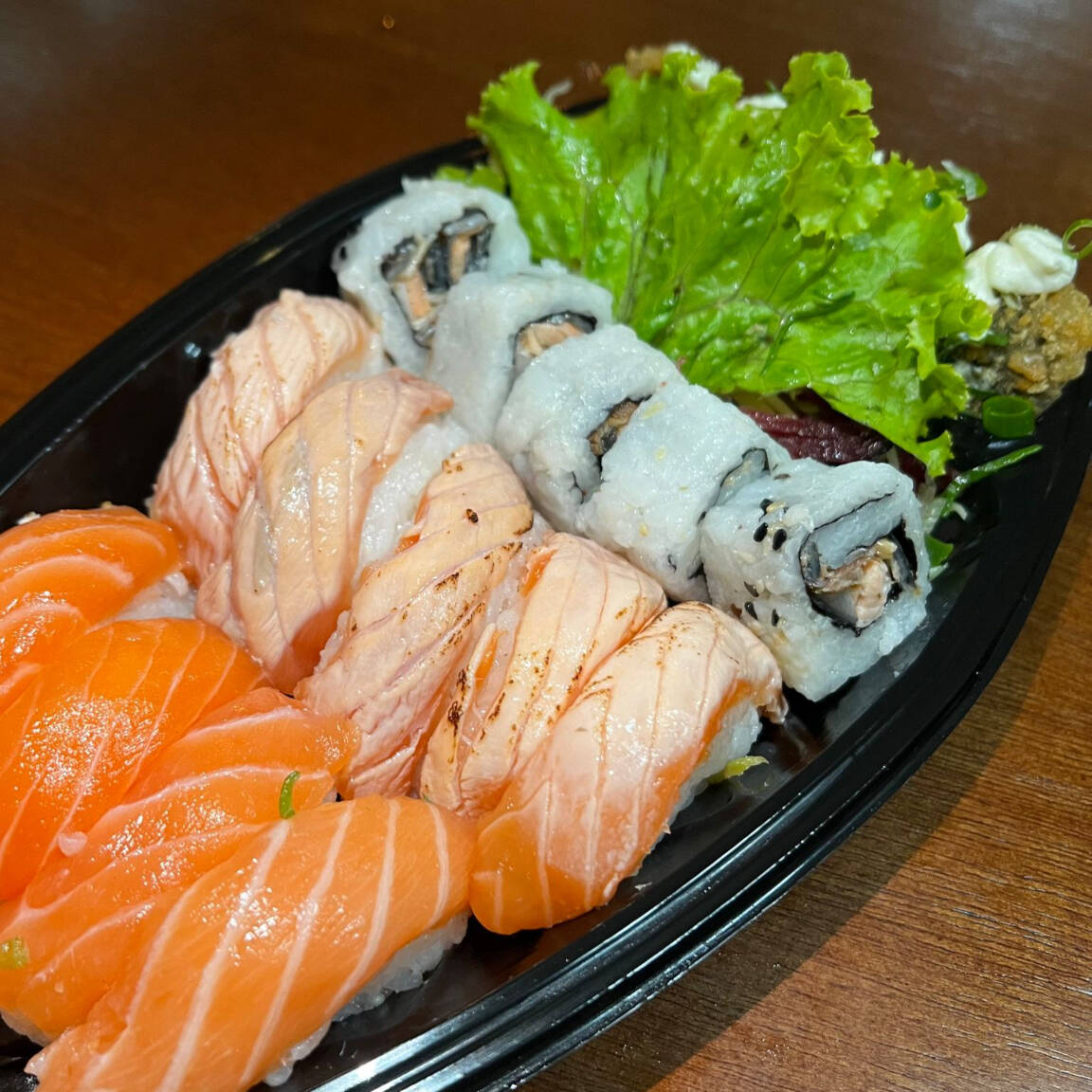 5 mini hot, 5 niguiri de salmao, 5 niguiri flambado e 5 uramaki skin