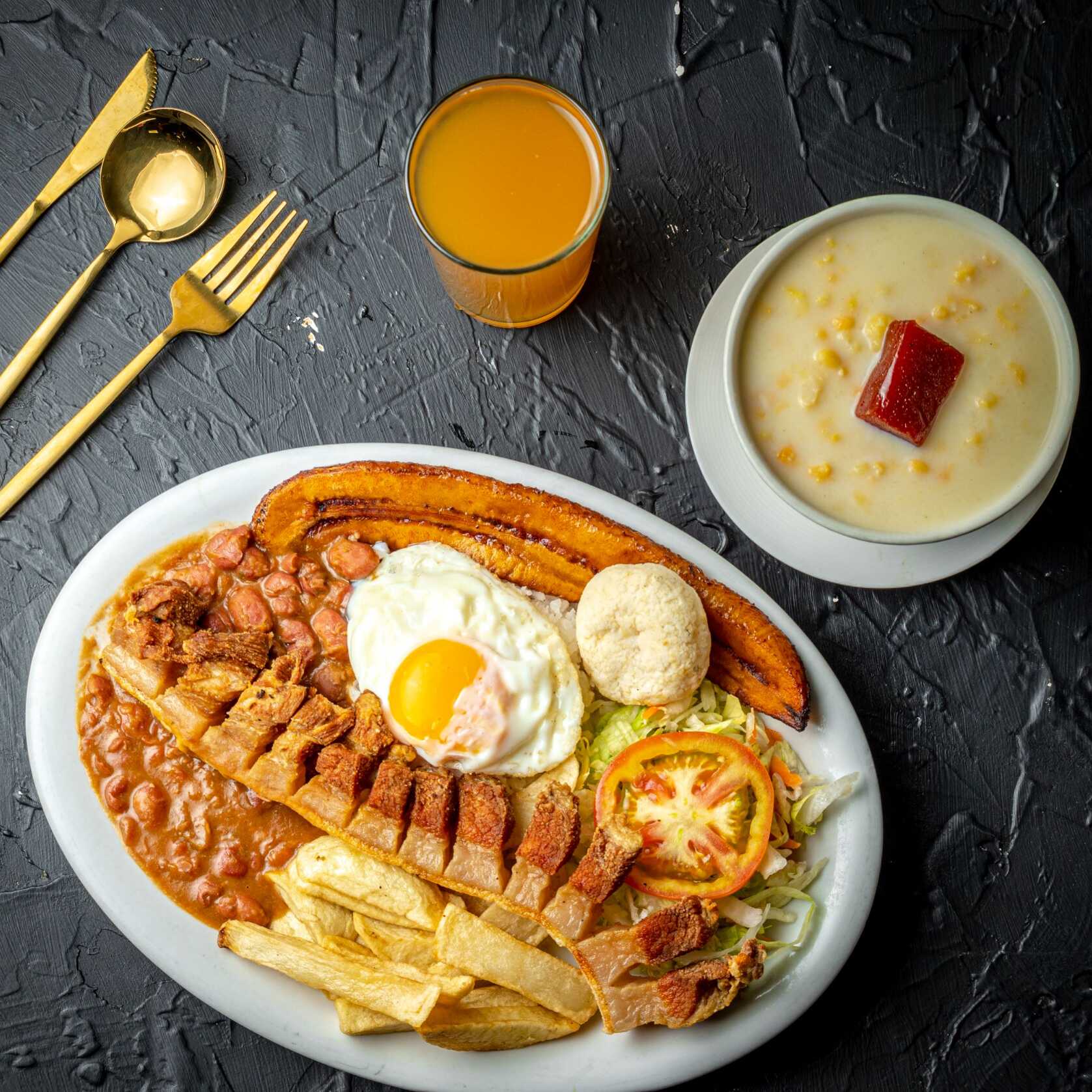 Bandeja con Chicharrón