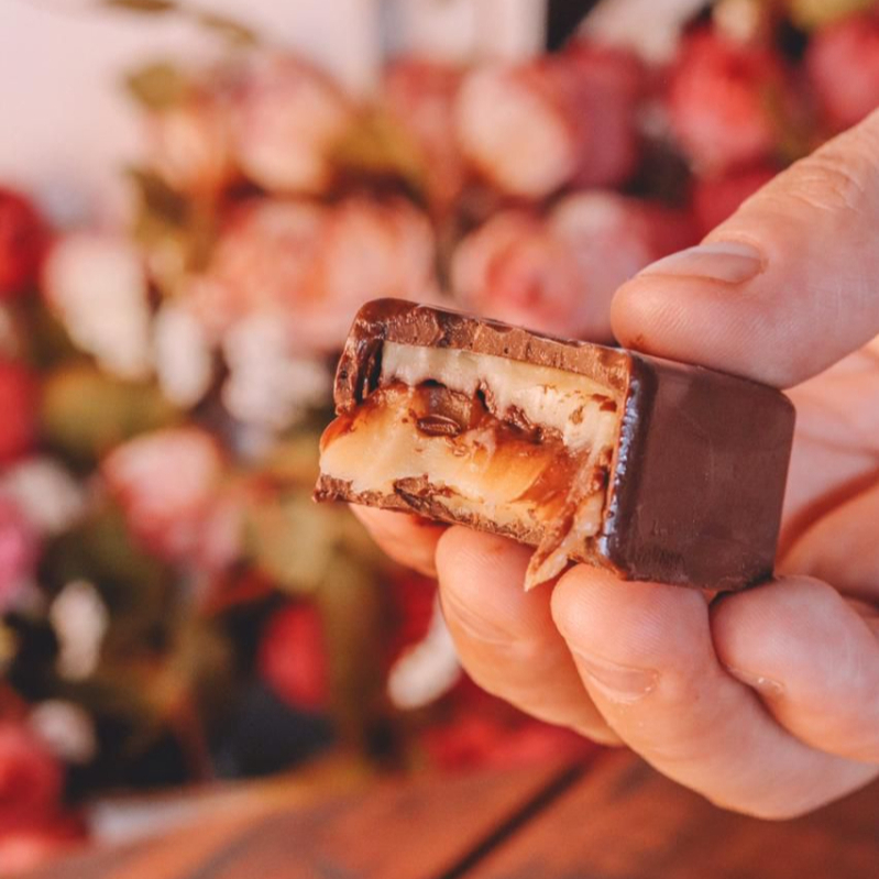 Trufa de chocolate meio amargo com recheio de ninho e nutella.