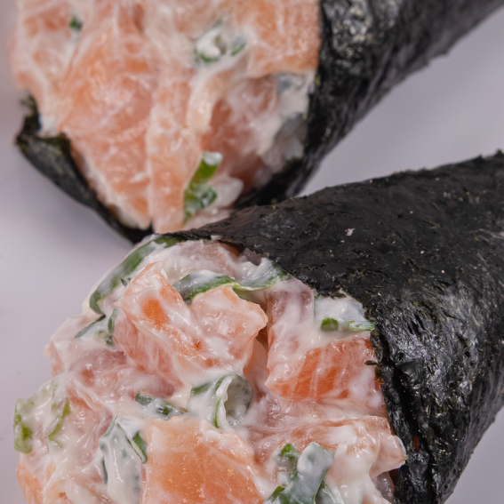 2 Temakis de Salmão Cru com Cream Cheese Deliciosos temakis preparados com salmão cru fresco, cream cheese cremoso e arroz temperado no ponto certo, envolvidos na alga crocante. Uma combinação clássica, leve e irresistível, perfeita para quem ama comida japonesa de qualidade. 🍣✨