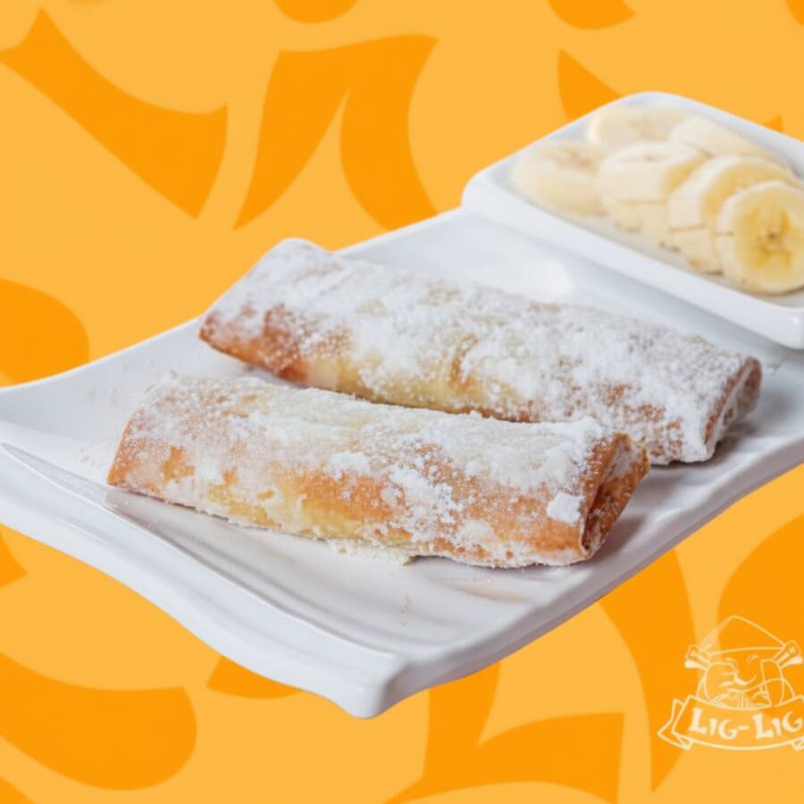 Rolinho primavera ou Harumaki, massa crocante recheado com Banana e canela. Polvilhado com açúcar.