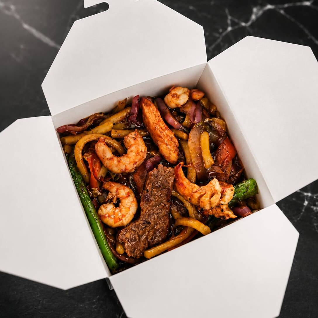 Macarrão oriental salteado ao molho especial, com legumes frescos, carne bovina e frango. Acompanha um delicioso adicional de camarão, deixando o prato ainda mais saboroso e completo. Uma porção generosa de 600g, perfeita para matar a fome com muito sabor!