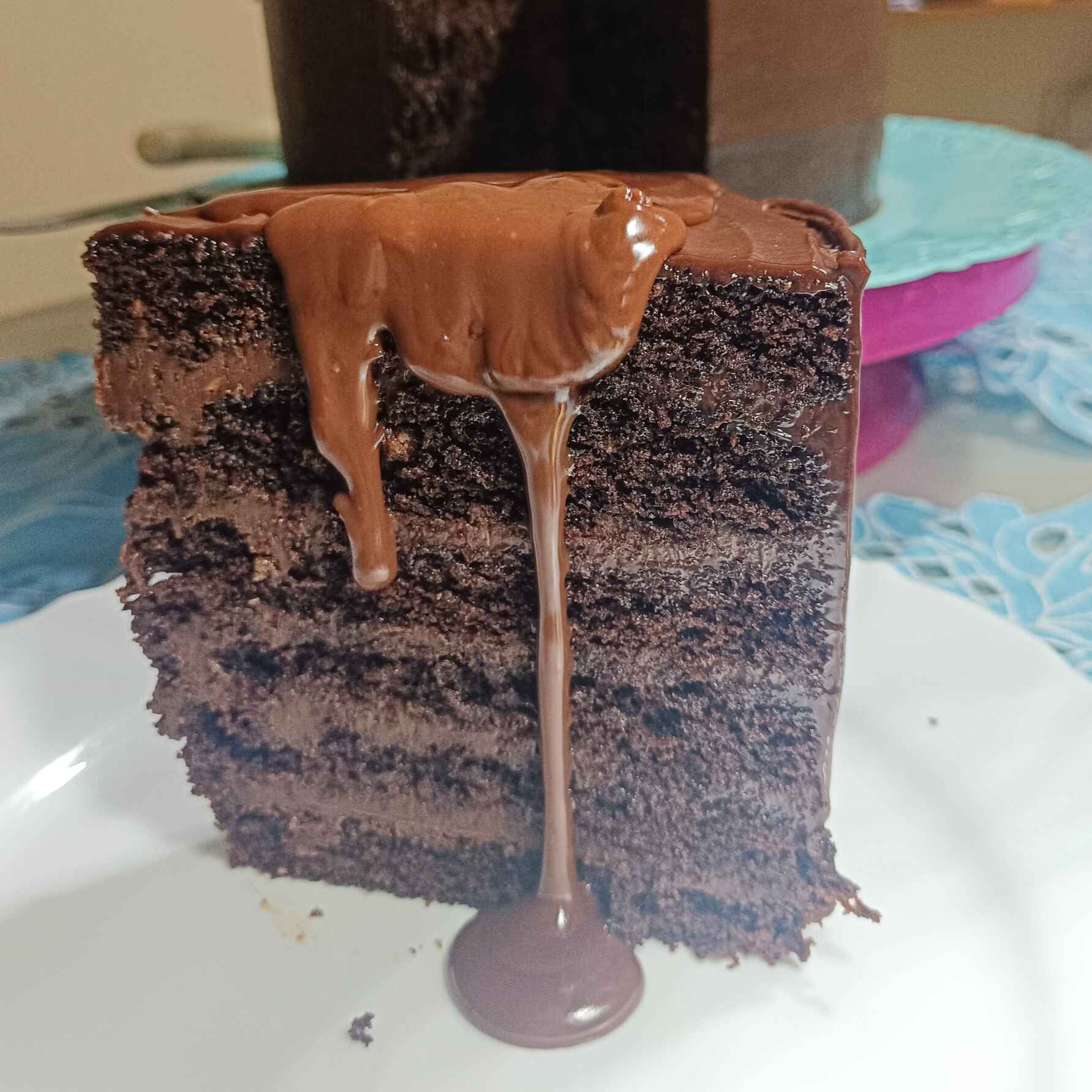 Bolo Matilda é um clássico bolo de chocolate com sabor intenso e o recheio e uma ganache de chocolate meio amargo. Inspirado no filme Matilda. Uma característica desse bolo são as camadas de bolo e ganache mais finas que intercaladas somam 11 camadas que fazem total diferença no paladar dos amantes de chocolate .