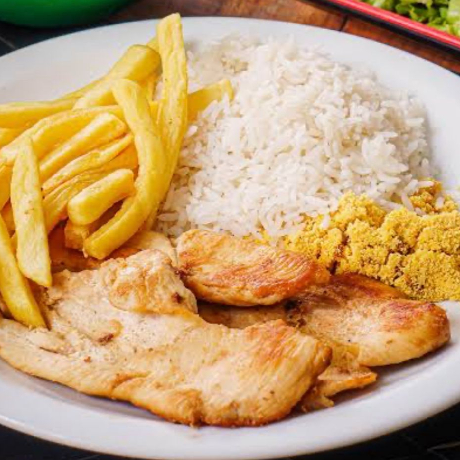 Uma opção leve e deliciosa: frango grelhado suculento e bem temperado, acompanhado de arroz soltinho, feijão encorpado, farofa crocante e batatas fritas douradas. Um prato equilibrado, cheio de sabor e perfeito para qualquer momento do dia.