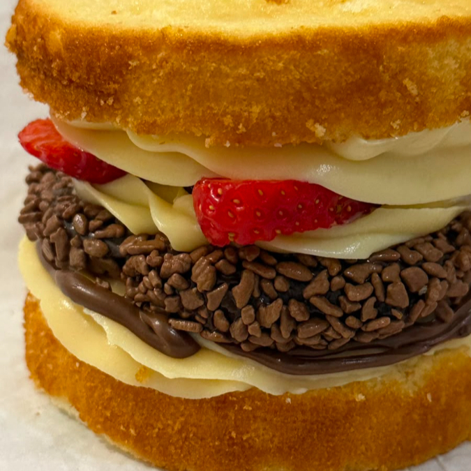 Noxxo X cake acompanha hamburguer de brigadeiro com morangos fresquinhos e brigadeiro de ninho com nutella, mas vc pode solicitar recheio de ninho ou brigadeiro tb.