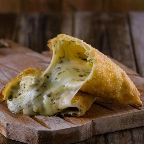 Simples, clássico e delicioso! Mussarela derretida com orégano, e se preferir sem o orégano, é só avisar. Um pastel que agrada em cheio quem ama queijo! → Atenção alérgicos: contém derivados de leite.