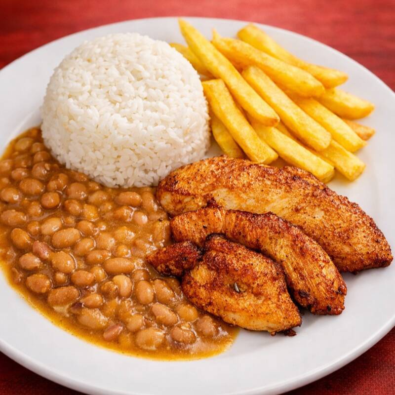 Marmita caseira composta por arroz, feijão de caldo, filé de frango e batata frita.