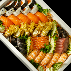 45 peças: 5 Sushi Salmão, 5 Sushi Camarão, 5 Sushi Salmão maçaricado, 5 Sashimi Salmão, 5 Sashimi Atum, 5 Uramaki Phila, 5 Makimono Phila, 5 Makimono Ebi, 5 Nikiti San.