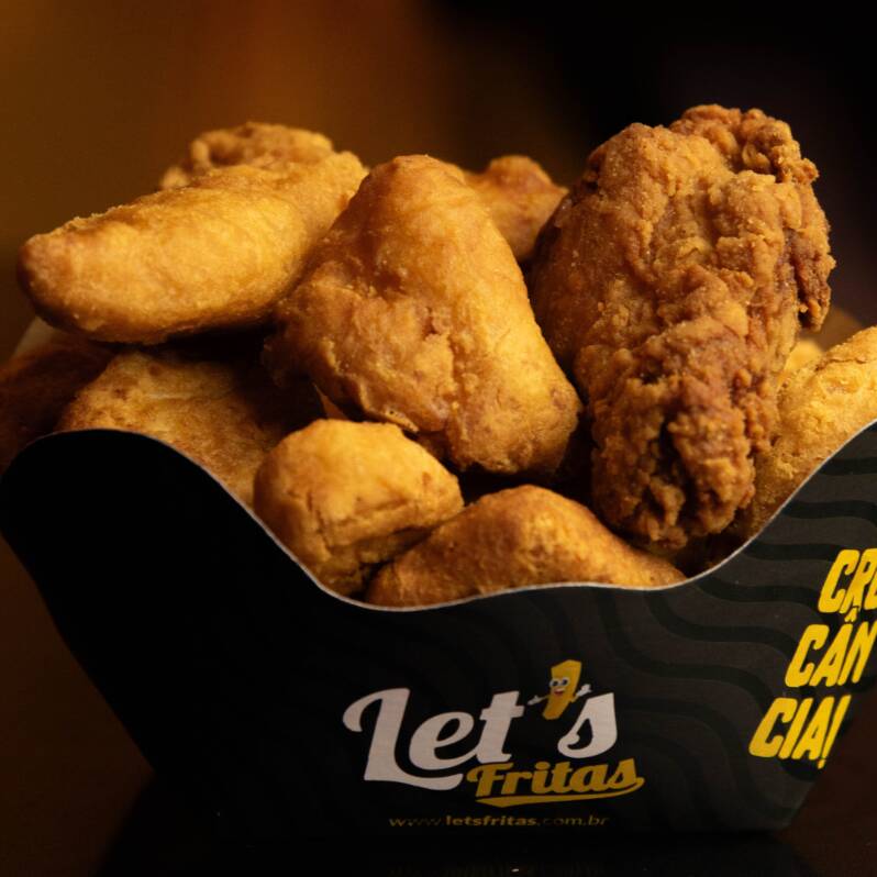 Porção Mix: Coxinhas de frango crocantes tradicional ou levemente apimentada + Iscas de frango + 1 molho de sua escolha.